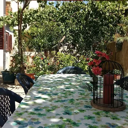 Sara's Garden Apartment