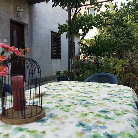 Sara's Garden Apartment