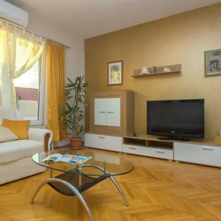 Sara's Garden Apartment