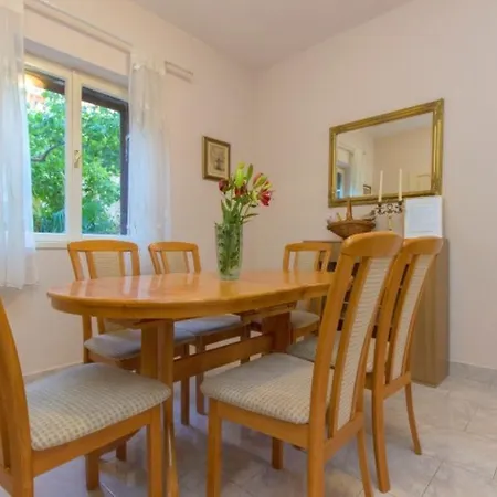 Sara's Garden Apartment